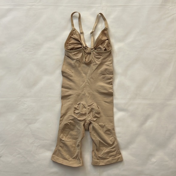 SKIMS SEAMLESS SCULPT MID THIGH BODYSUIT - Picture 3 of 3